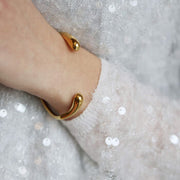 Sleek Gold Wave Bangle - image 4
