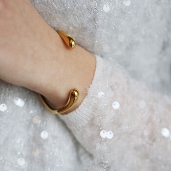 Sleek Gold Wave Bangle - image 4